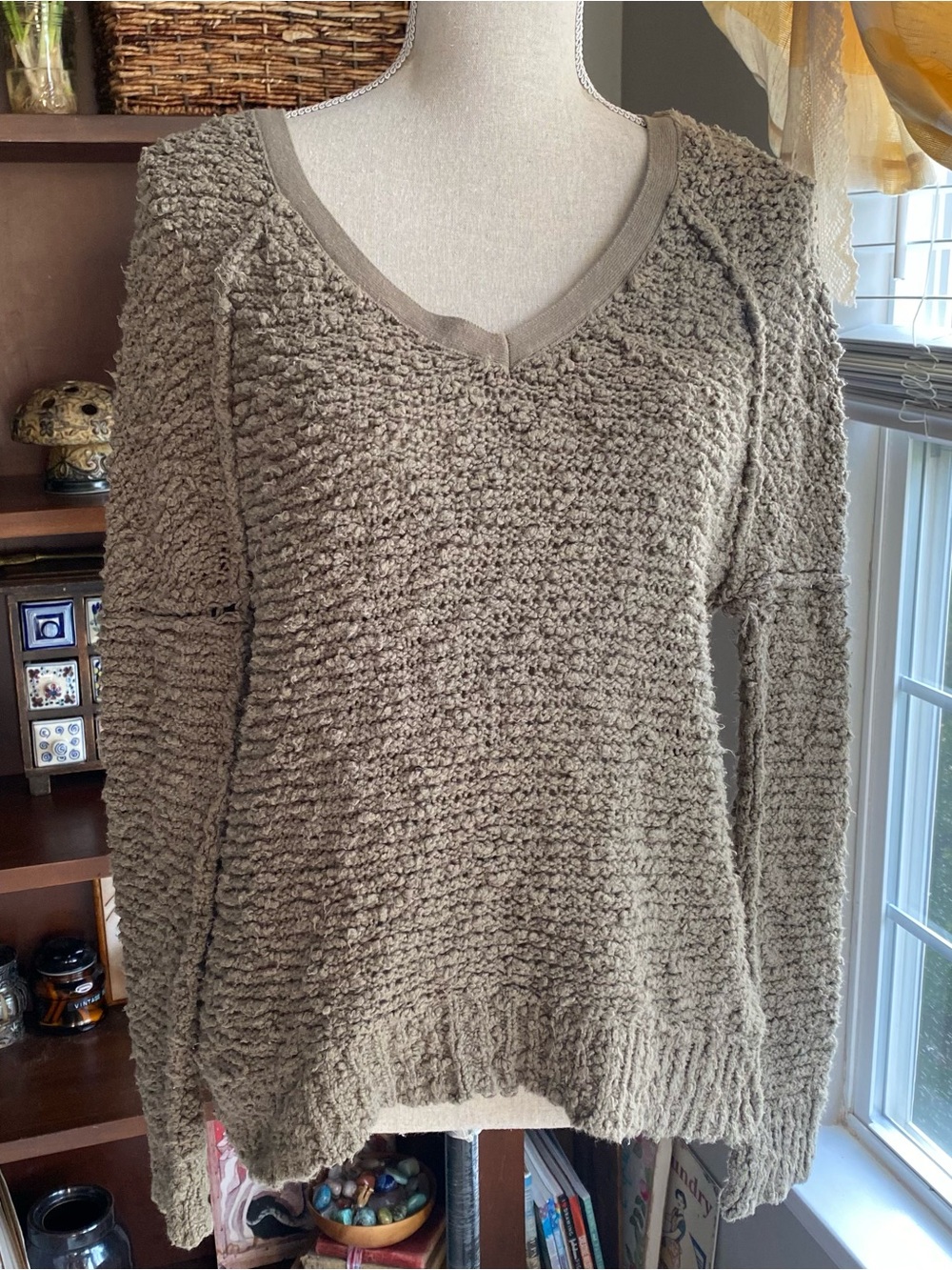 Free People Taupe Textured V-Neck Sweater Womans Size XS EUC